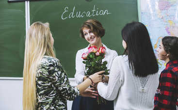 Что дарят учителям на выпускной в разных странах мира: интересные традиции