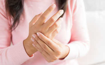 7 причин по которым у вас немеют руки: как узнать болезнь по симптомам