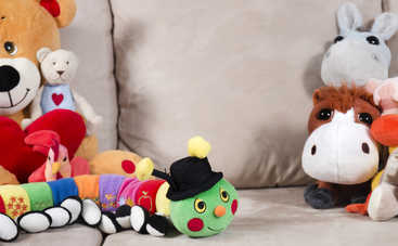 И игрушка, и подушка: 5 простых идей, как сшить гусеничку-сороконожку