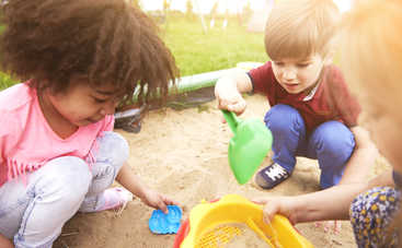 Детские конфликты на площадке: что делать родителям