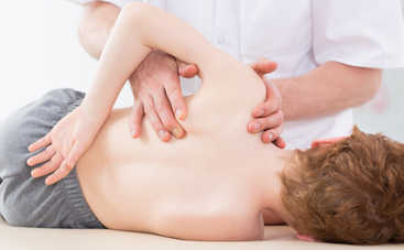 Сколиоз у ребенка: как самостоятельно определить основные признаки