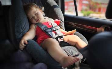 Почему нельзя оставлять детей одних в салоне авто летом
