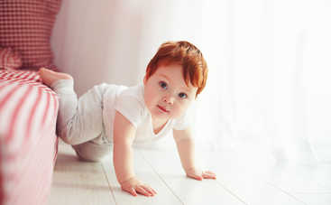 Ребенок ползает, но не ходит: повод срочно обратиться к врачу