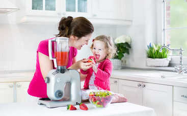 Какие ягоды можно давать ребенку первыми: доктор Комаровский