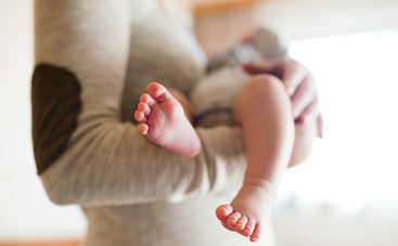 Осторожно, будут последствия! Почему нельзя держать ребенка на одной руке