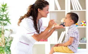 У ребенка появился налет на языке: в чем причина?