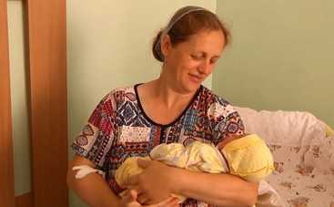 Мама-рекордсменка родила 14 ребенка в один день со своей невесткой