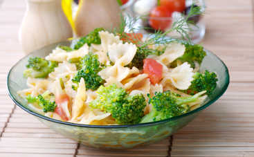 Что приготовить на завтрак ребенку: салат с макаронами, овощами и мясом