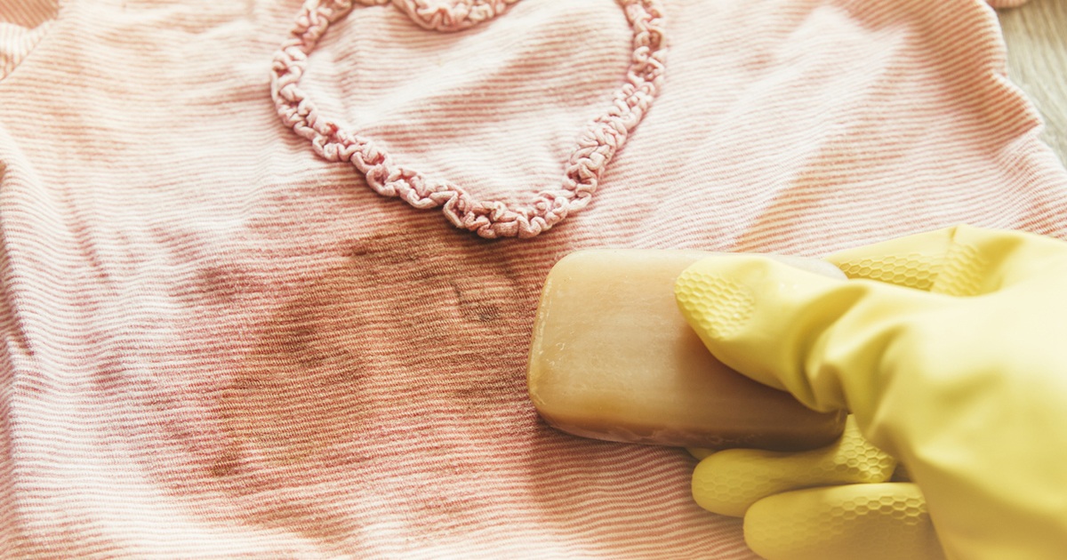 Как очистить одежду от жирных пятен: 5 простых способов - kolobok.ua