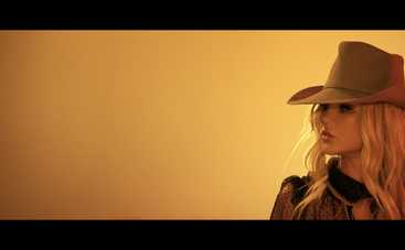 KAMALIYA представила горячий дуэтный клип с участием своего мужа