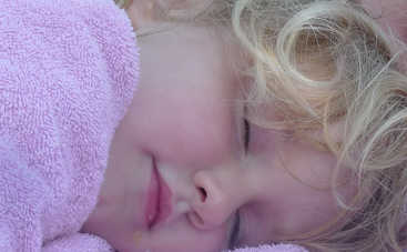 Что делать, если в ухо ребенку попала вода?