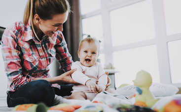 Развитие ребенка в 6 месяцев: моторика, режим дня, эмоции, игрушки