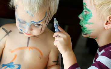 Как смыть с ребенка фломастер и ручку: 3 быстрых способа