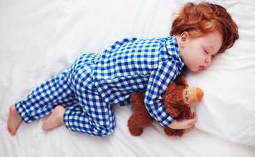 Ребенок потеет во сне: 7 вероятных причин