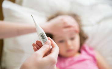 Никогда так не делайте, если у ребенка жар: то, чего вы, возможно, не знали о медикаментах и обтираниях