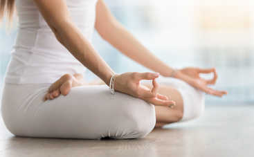 Йога поможет против бессонницы: 5 основных асан для спокойного сна