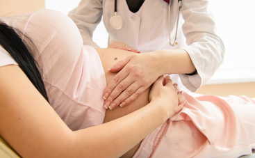 Новорожденных нельзя трогать, а отца – пускать в родовую: в какие из мифов о малышах не стоит верить?