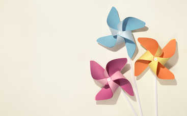 Игрушка для ребенка своими руками: яркая вертушка-мельничка