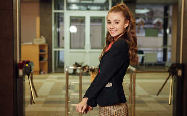 Звезда сериала «Школа» и блогер призналась, что страдала от буллинга одноклассников