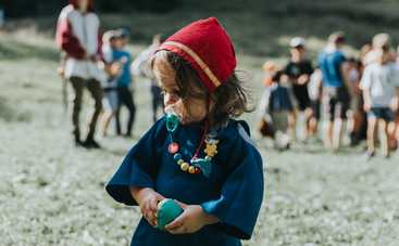 Ранние браки, порка и болезни: как воспитывали детей в Средневековье