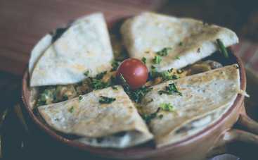 Что приготовить школьнику на завтрак: кесадилья с ветчиной и сыром