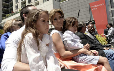 Двойная радость: 5 звездных мам, воспитывающих близнецов