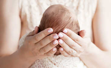 Чешуйки и корочки на голове у грудничка: 3 причины и способа убрать правильно