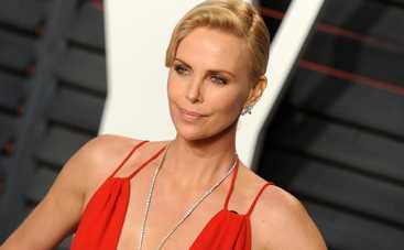 Шарлиз Терон нарядила сына в платье и показала фото в Instagram