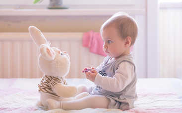 Чек-лист: что должен уметь ребенок в 1 год?