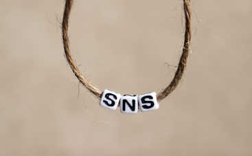 Азбука рукодельницы: модный браслет из бечевки и бусин