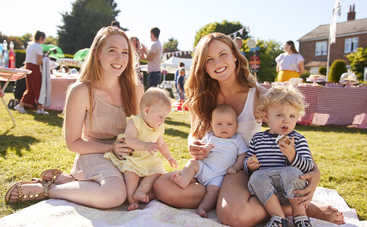 Как научить ребенка общаться со сверстниками: основные этапы детской дружбы