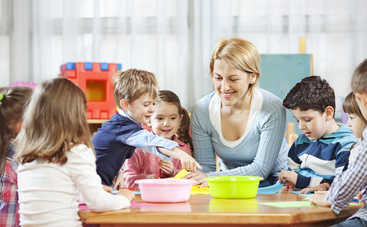 Что лучше для развития ребенка: няня или детский сад?