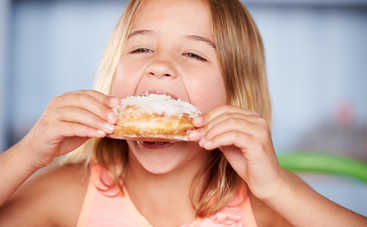 Ребенок и сладости: что нельзя давать до 5 лет