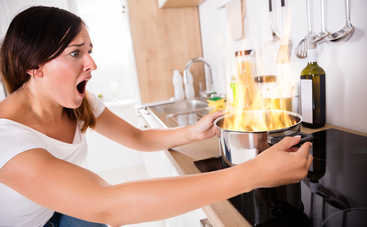 Сияет как новенькая: чем отмыть пригоревшую кастрюлю