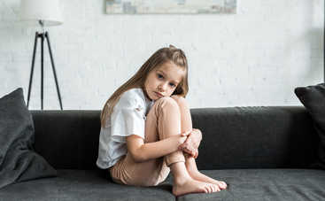 Ребенок не остается один в комнате: причины и советы родителям