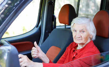 71-летняя бабушка виртуозно разогналась на Mercedes-AMG G63 і BMW 8 (видео)