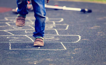 Безопасность ребенка: с какого возраста можно отпускать малыша гулять одного