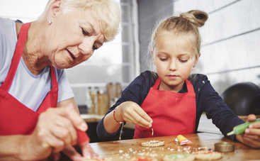 Предупредите бабушек: 6 вредных привычек питания, к которым они приучают ваших детей