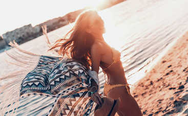 Мать повторила снимки дочери в купальнике и прославилась