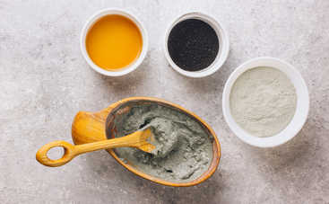 Как сделать очищающую маску с активированным углем в домашних условиях