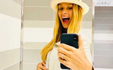 40-летняя чешская модель показала беременный животик в купальнике