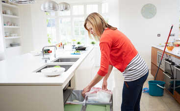 Зачем класть ватный шарик в мусорное ведро