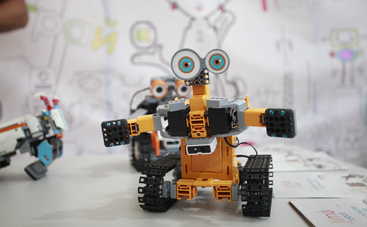 Трехметровые трансформеры, летающие бочки и машина Голдберга: wow-активности на Interpipe TechFest в Днепре