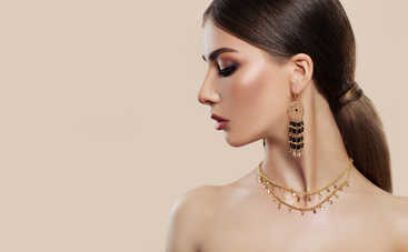 Названы знаки Зодиака, которым нельзя носить золотые украшения
