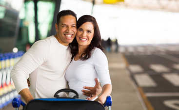 Мужчина узнал о беременности своей жены по громкой связи в самолете