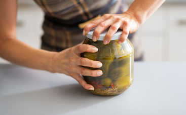 Как открыть плотно закрученную банку с помощью скотча