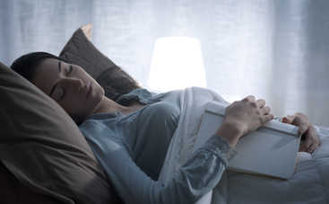 Почему опасно спать с включенным светом?