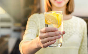 Зачем начинать день со стакана воды с лимоном?