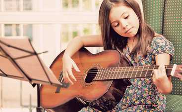 Как обучение игре на музыкальных инструментах влияет на развитие мышления у детей