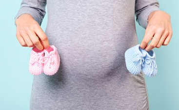 Женщина родила близнецов в один день со своей сестрой-близняшкой